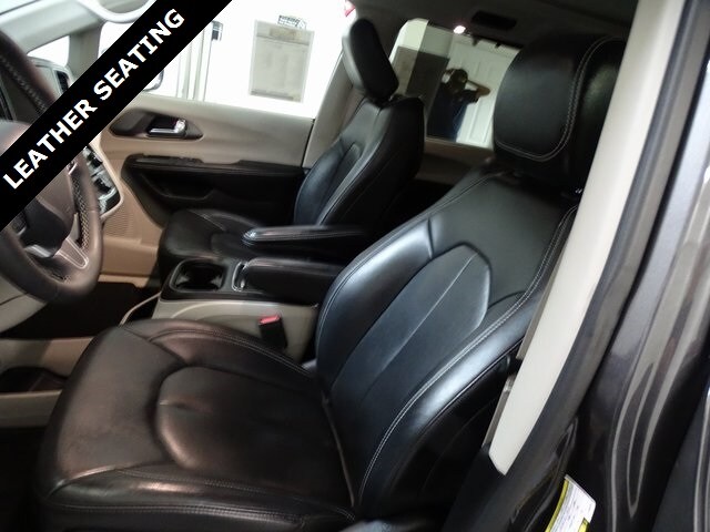2022 Chrysler Pacifica Touring L photo 2