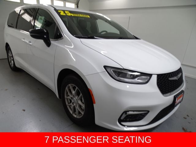 2025 Chrysler Pacifica Select's photo
