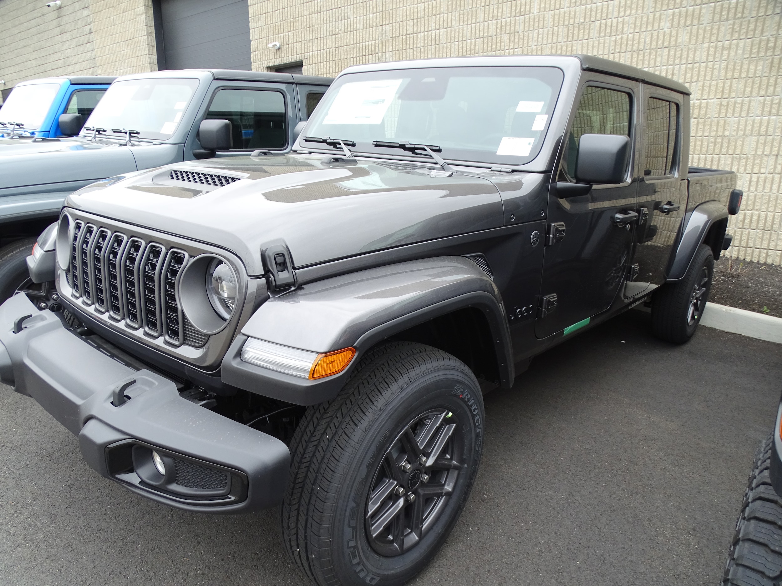 2026 Jeep Gladiator Sport S Auto's photo