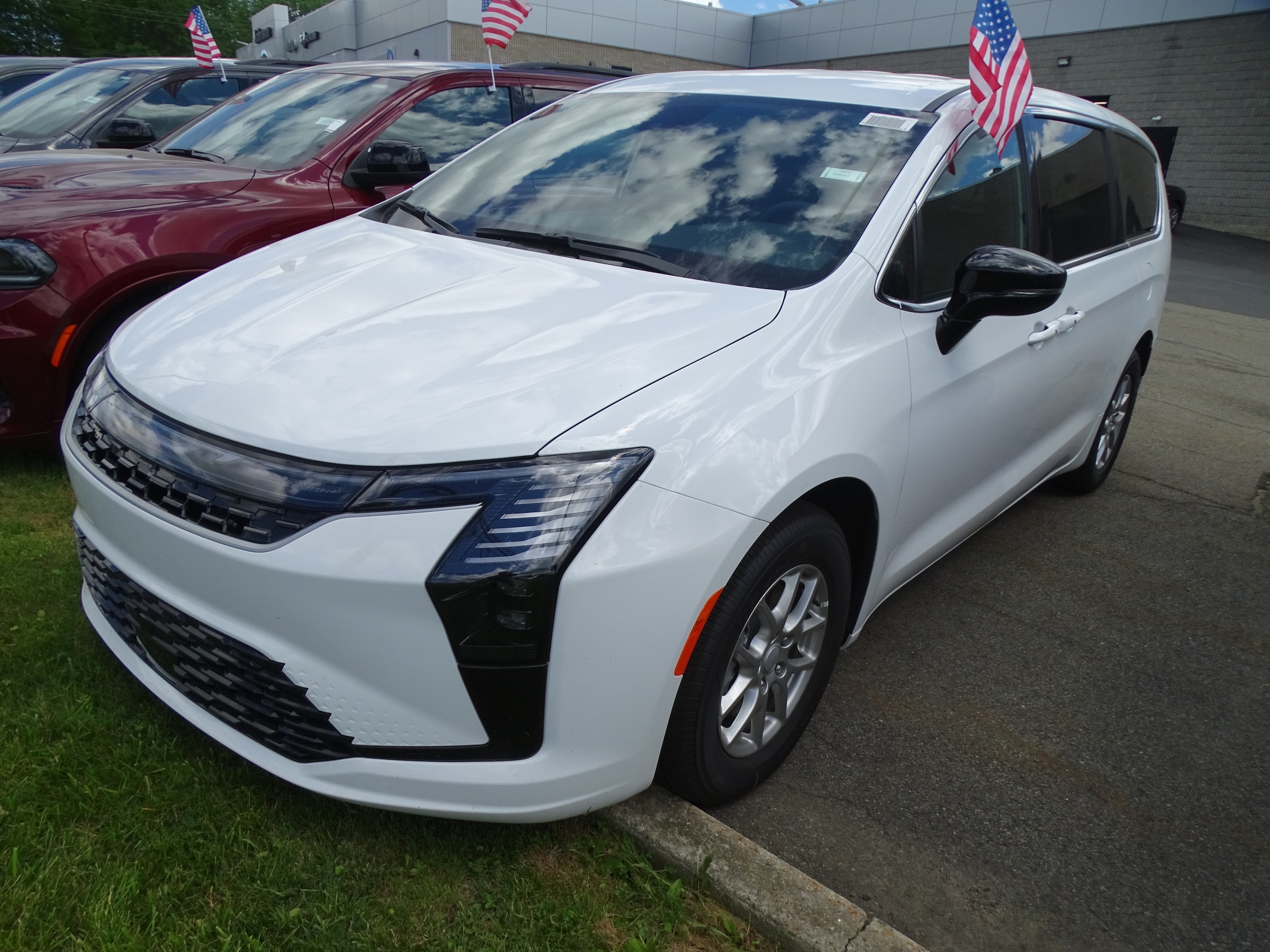 2027 Chrysler Pacifica Select's photo