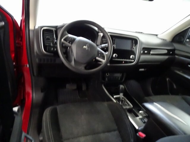 2020 Mitsubishi Outlander ES photo 4