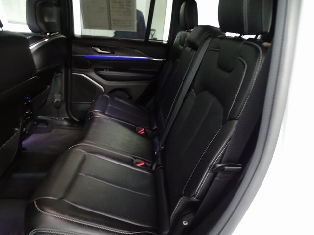 2023 Jeep Grand Cherokee Overland photo 4
