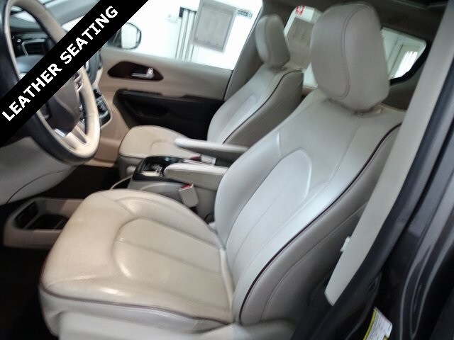 2017 Chrysler Pacifica Limited photo 2