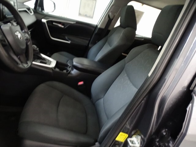 2019 Toyota RAV4 XLE photo 2