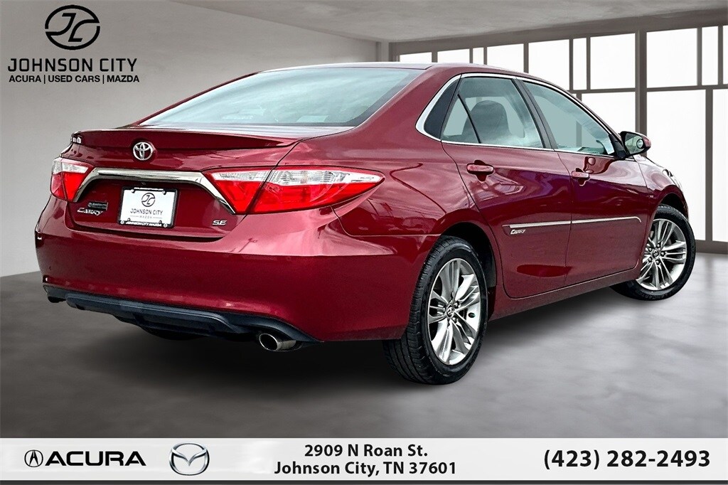 2016 Toyota Camry SE photo 2