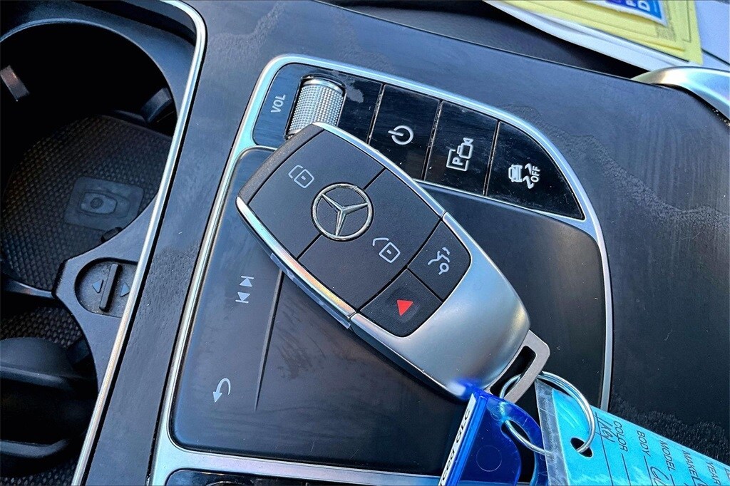 2021 Mercedes-Benz GLC GLC300 - Photo 11