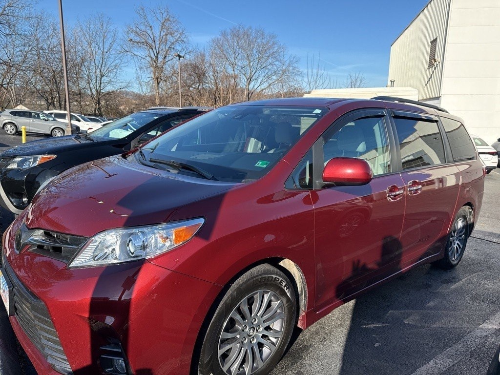 2020 Toyota Sienna XLE Premium's photo