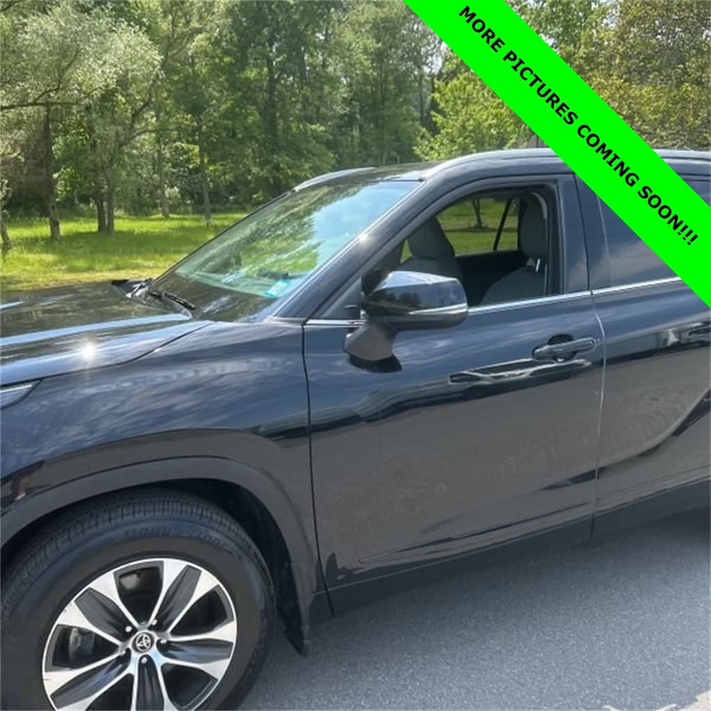 Used 2022 Toyota Highlander XLE with VIN 5TDGZRBH6NS206522 for sale in Johnson City, TN