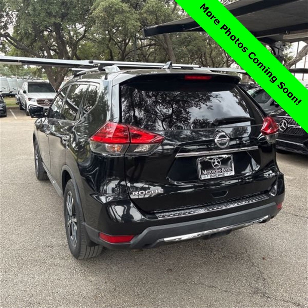 2017 Nissan Rogue SL photo 2