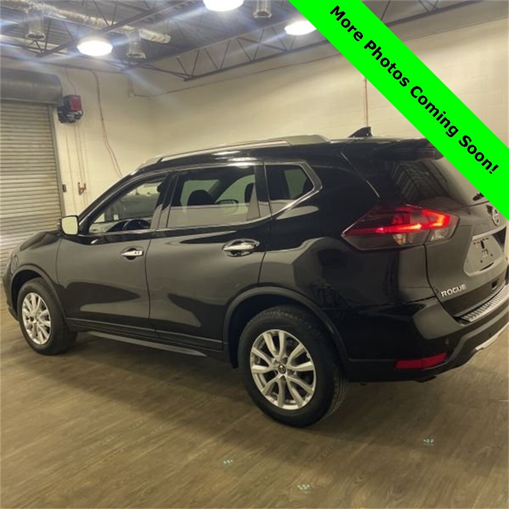 2020 Nissan Rogue SV photo 2