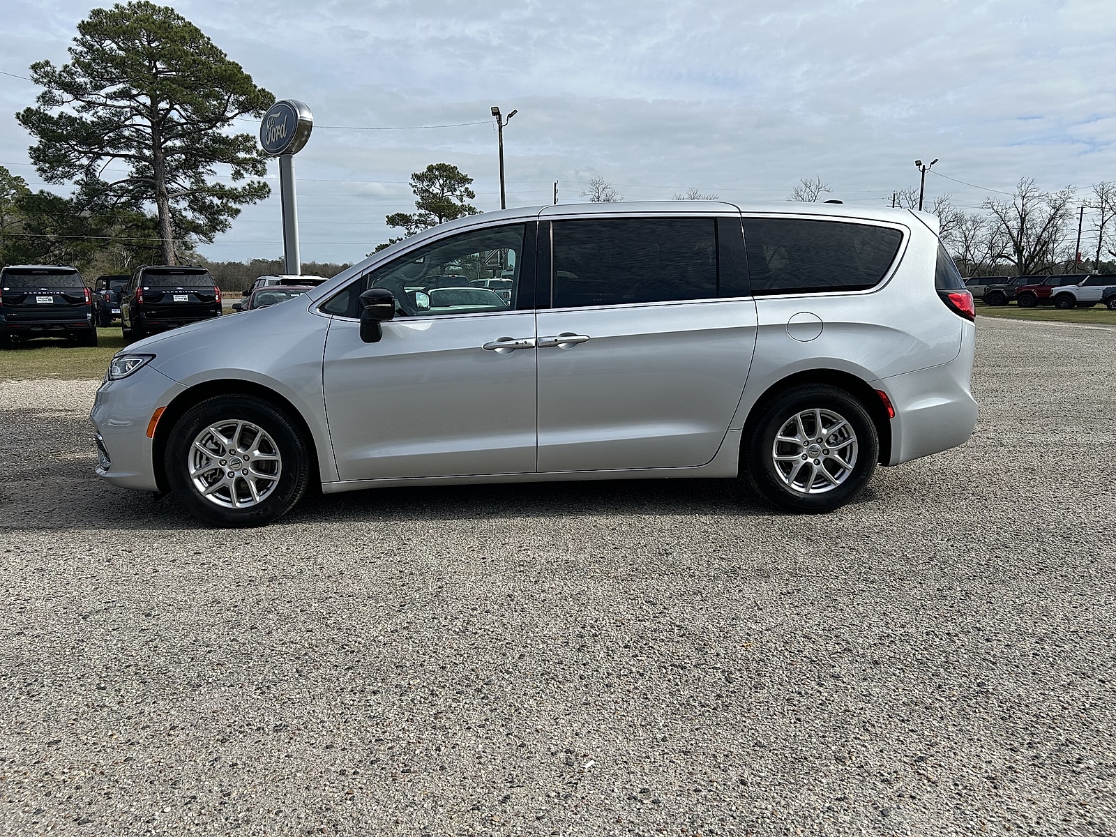 2024 Chrysler Pacifica Touring L's photo