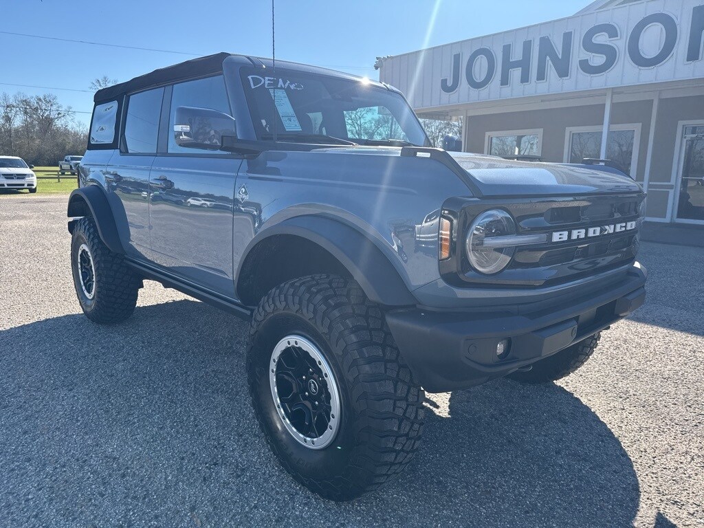 2024 Ford Bronco Outer Banks photo 2
