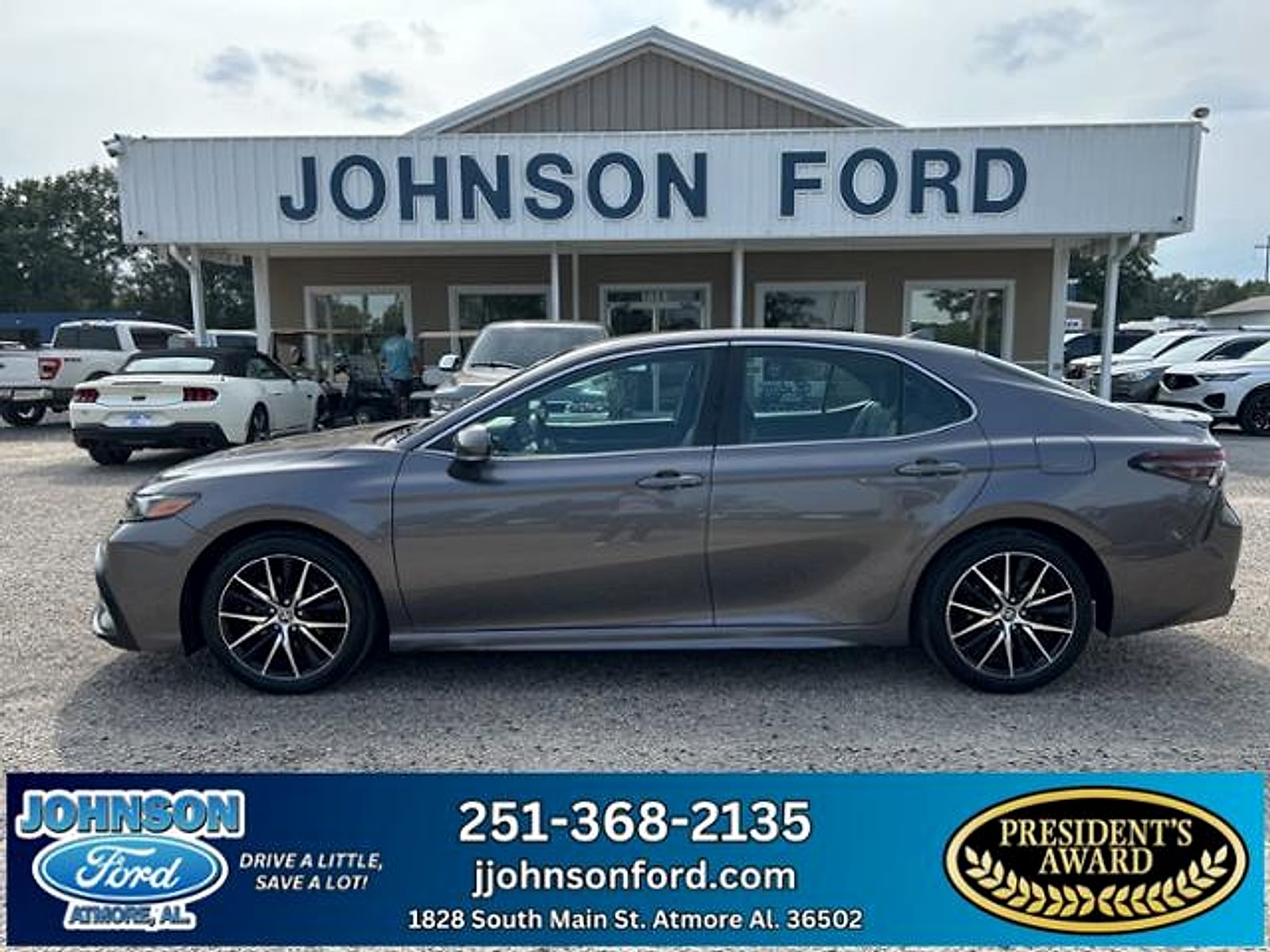 2023 Toyota Camry SE's photo