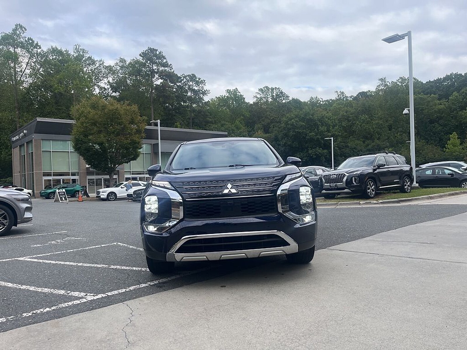 2023 Mitsubishi Outlander SE photo 2