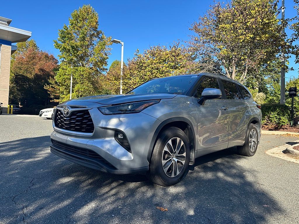 2023 Toyota Highlander XLE photo 2