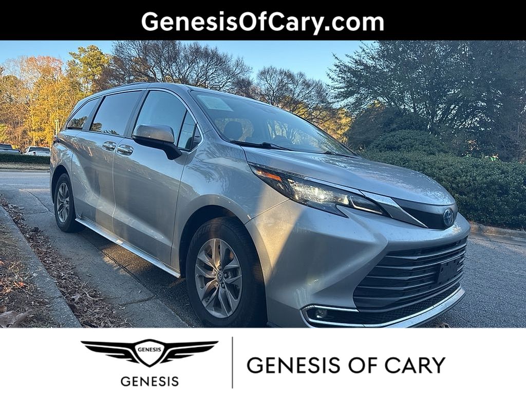 2024 Toyota Sienna XLE's photo