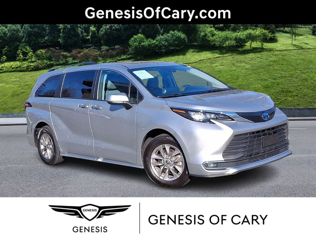 2024 Toyota Sienna XLE's photo