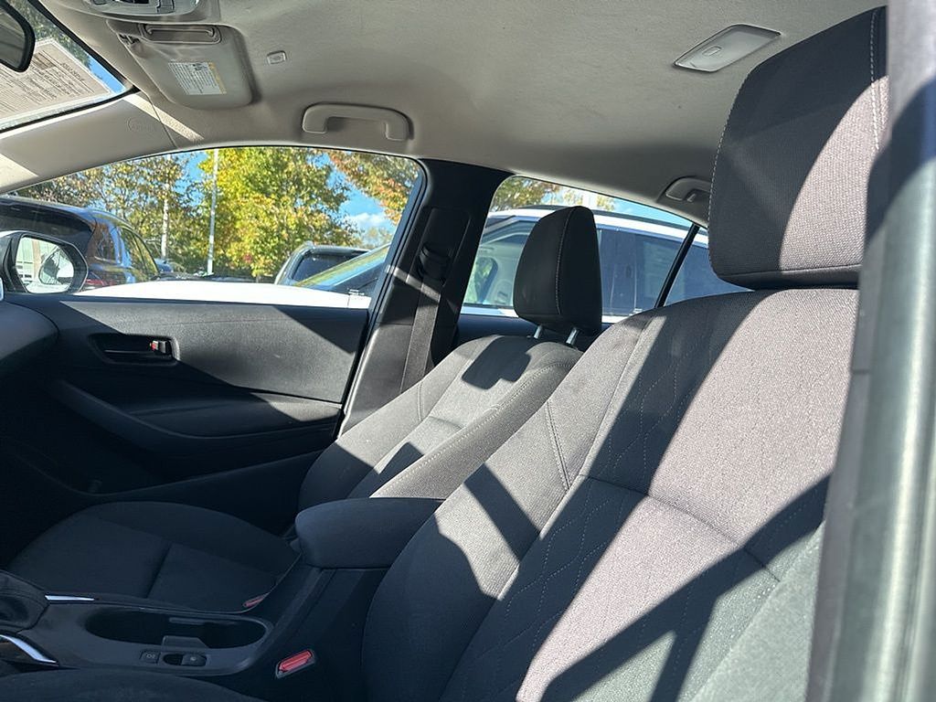 2023 Toyota Corolla LE photo 3