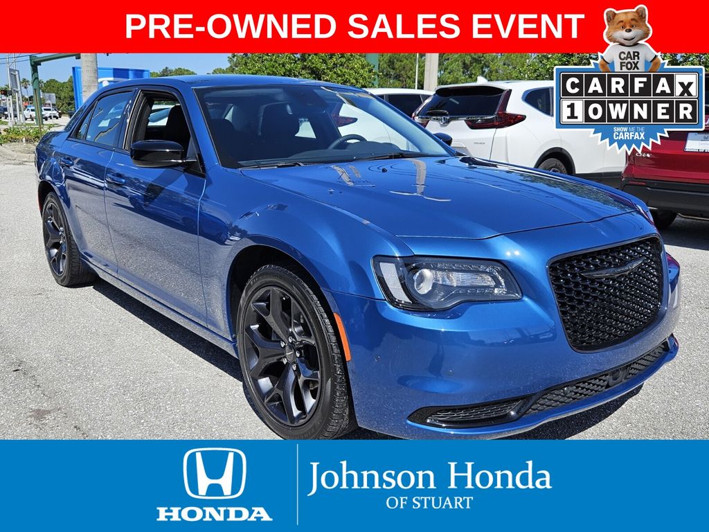 2023 Chrysler 300 Touring's photo