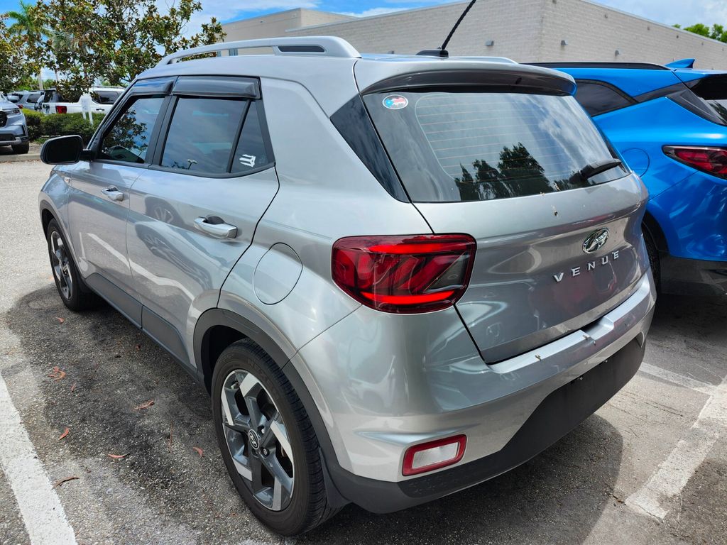 2023 Hyundai Venue SEL photo 3