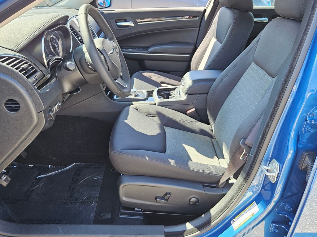 2023 Chrysler 300 Touring photo 4