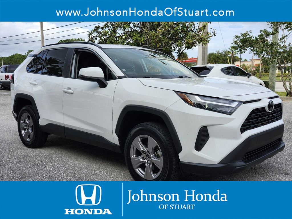 2023 Toyota RAV4 XLE's photo