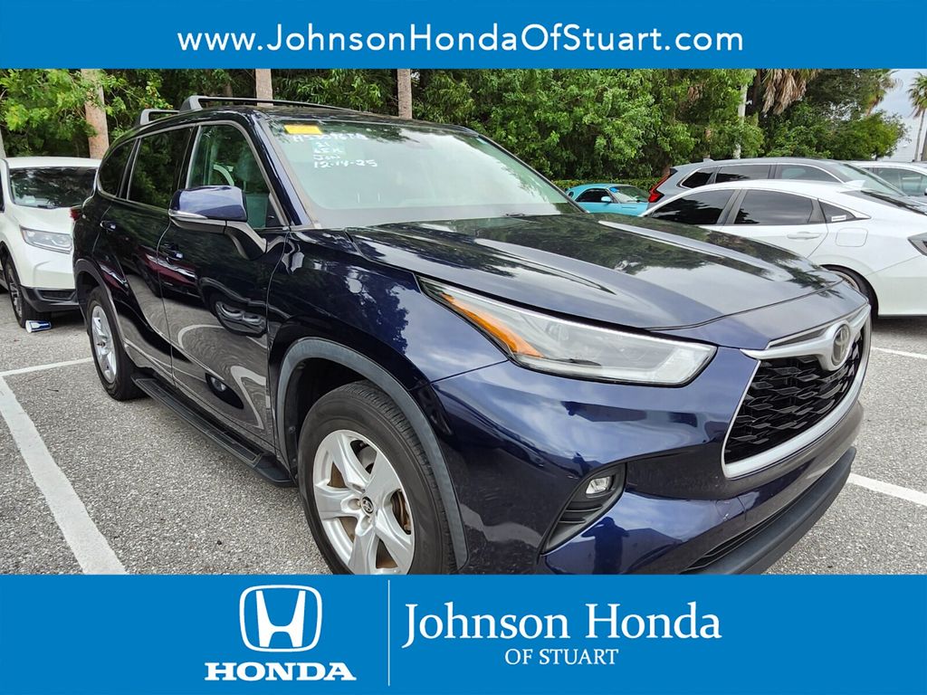 2021 Toyota Highlander LE's photo