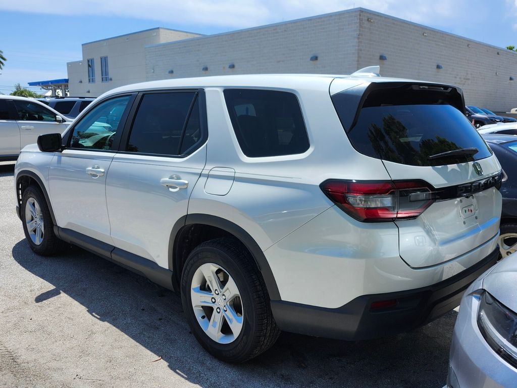 2023 Honda Pilot LX photo 4