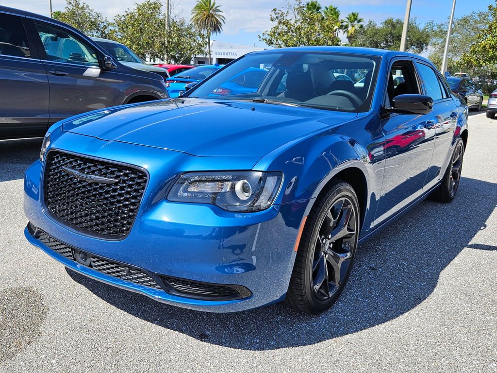 2023 Chrysler 300 Touring photo 3