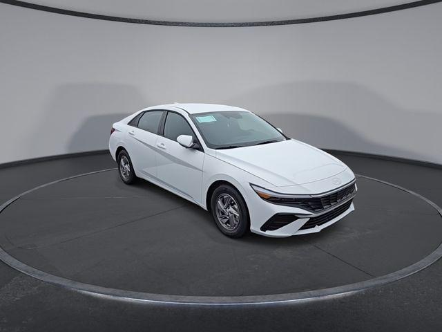 2025 Hyundai Elantra SE photo 2