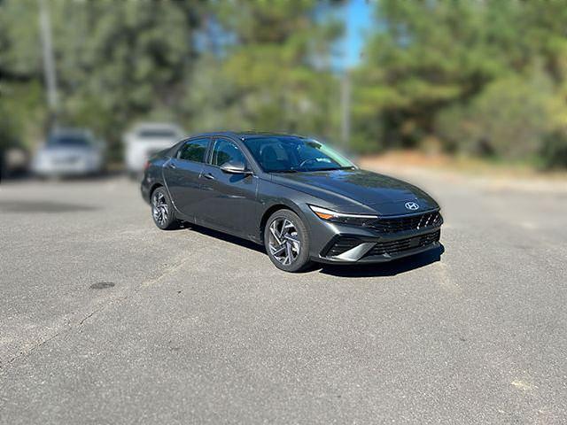 2025 Hyundai Elantra Limited - Photo 14