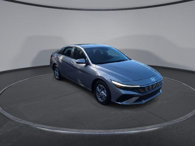 2025 Hyundai Elantra SE photo 2