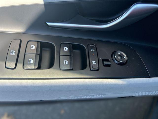 2025 Hyundai Elantra Limited - Photo 38