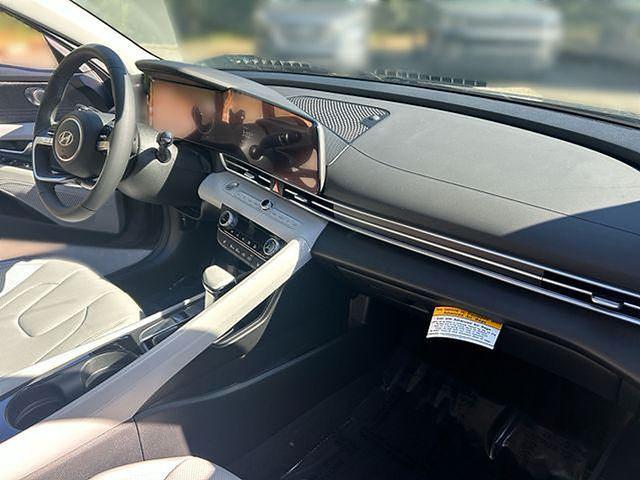 2025 Hyundai Elantra Limited - Photo 22