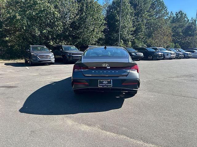 2025 Hyundai Elantra Limited - Photo 17