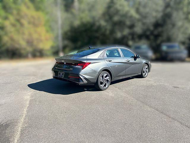 2025 Hyundai Elantra Limited - Photo 16