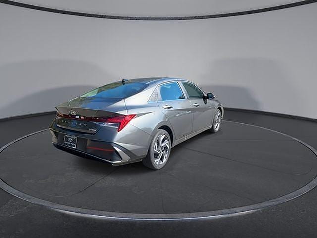 2025 Hyundai Elantra Limited - Photo 11