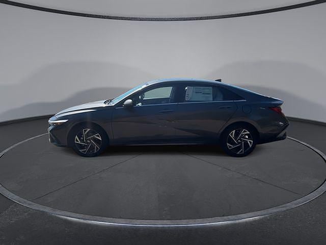 2025 Hyundai Elantra Limited - Photo 8
