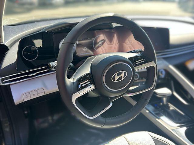 2025 Hyundai Elantra Limited - Photo 26