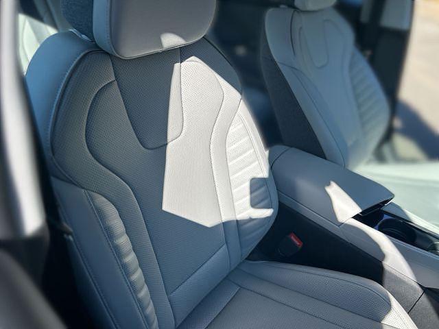 2025 Hyundai Elantra Limited - Photo 21