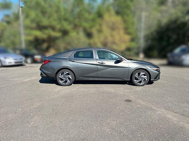 2025 Hyundai Elantra Limited - Photo 15