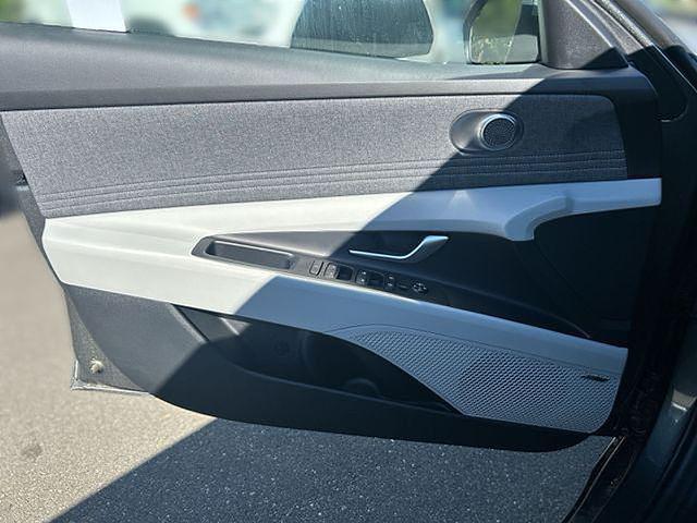 2025 Hyundai Elantra Limited - Photo 36