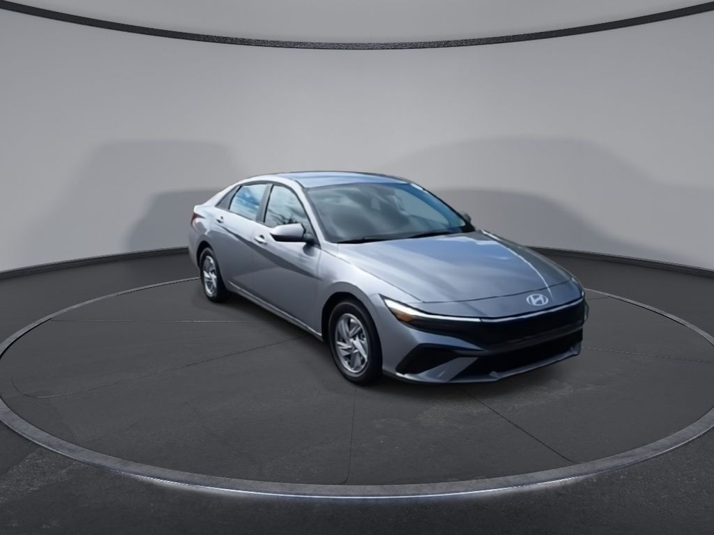 2025 Hyundai Elantra SE photo 2