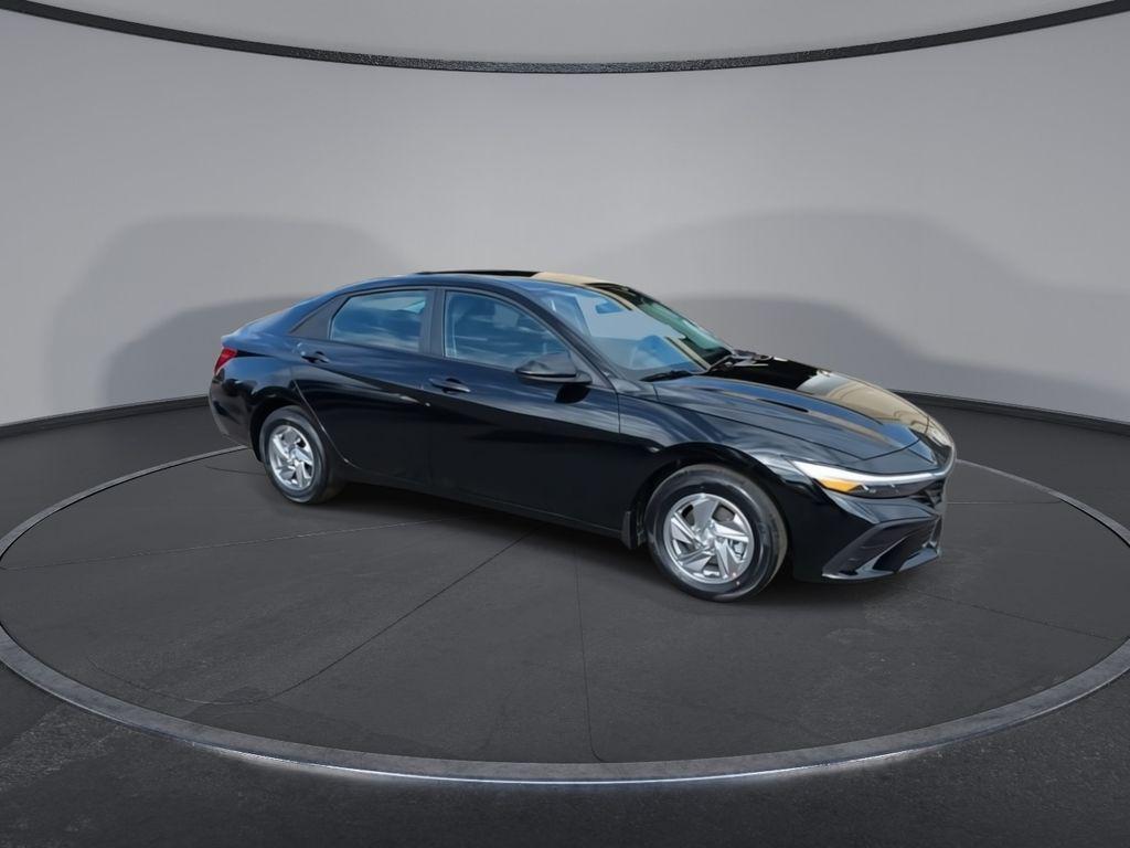 2026 Hyundai Elantra SE photo 2