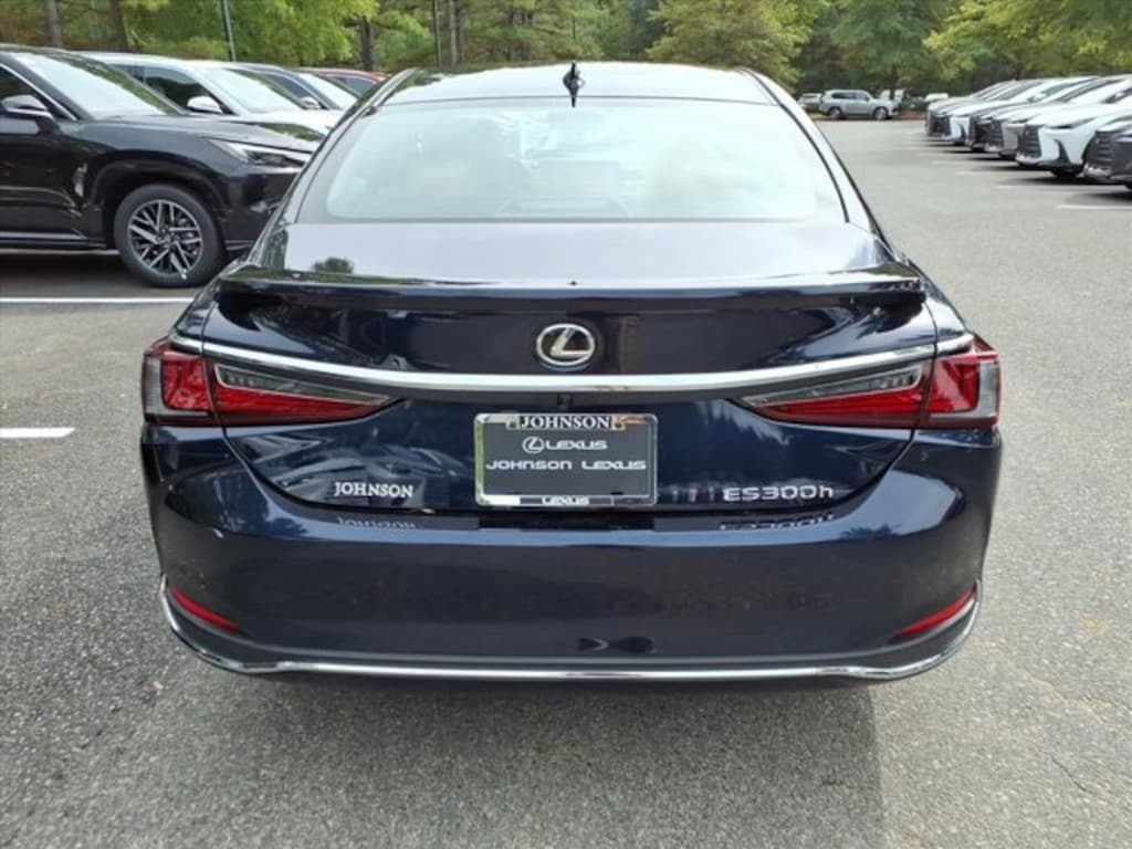 New 2025 Lexus ES HYBRID 300h 4-DOOR SEDAN