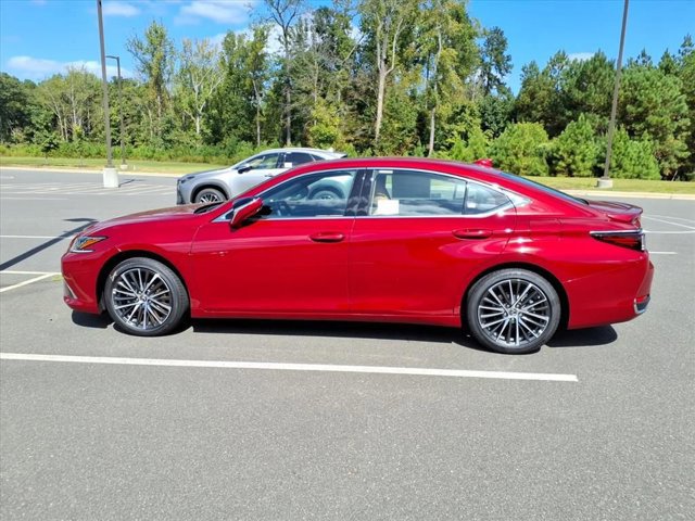 2025 Lexus ES 300h photo 2