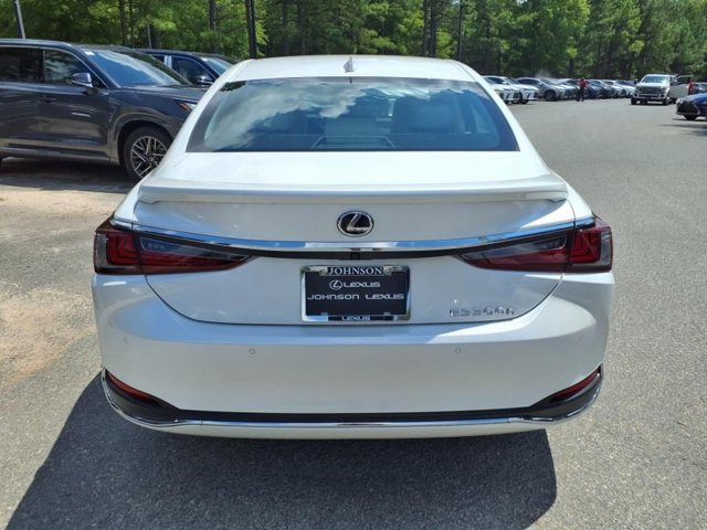 2025 Lexus ES 300h photo 4