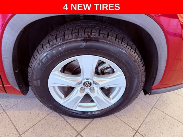 2021 Toyota Highlander LE photo 4