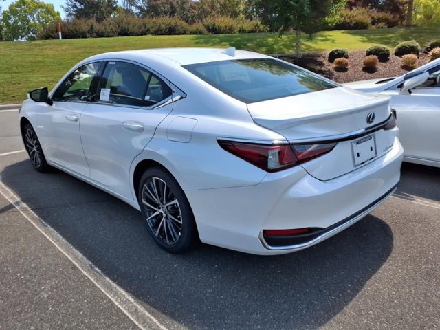 2025 Lexus ES 300h photo 4