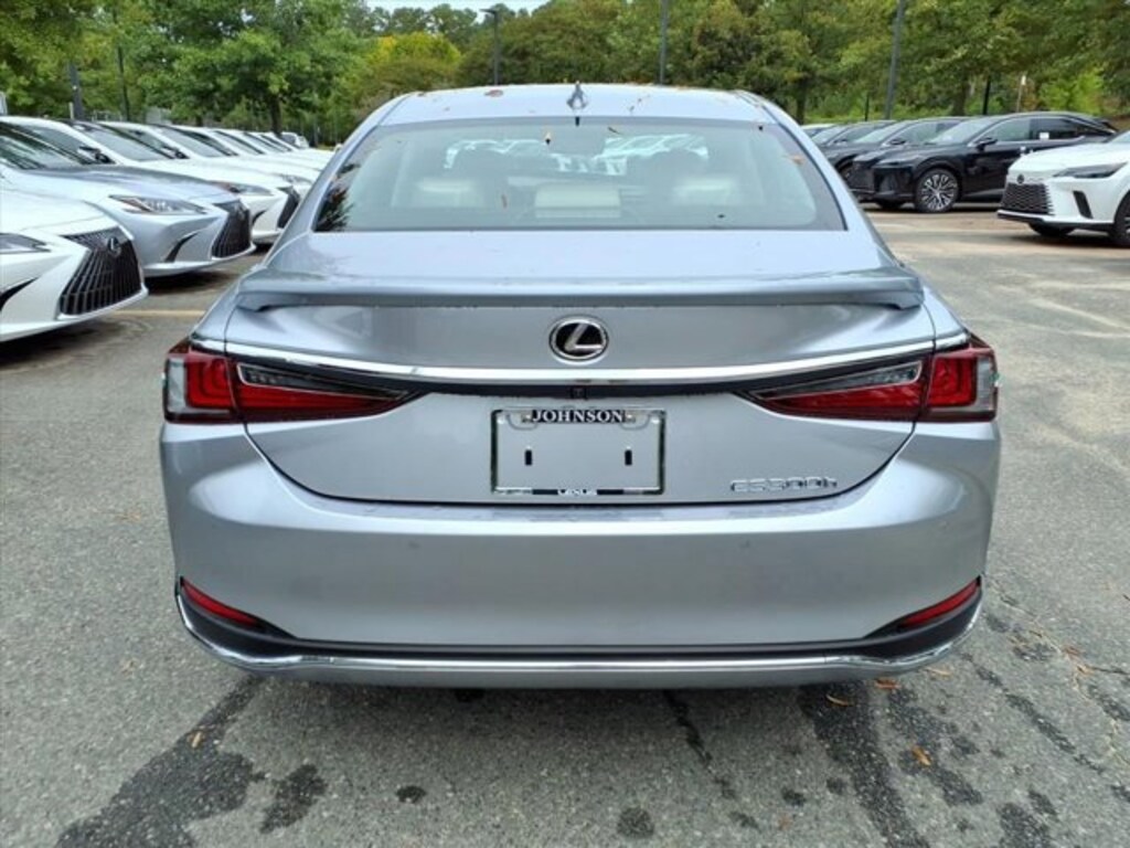 New 2025 Lexus ES HYBRID 300h 4-DOOR SEDAN